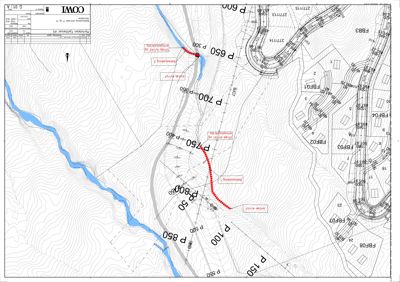 Situasjonsplan som viser terrengform (konturlinjer), vannløp, eksisterende veier og planlagte endringer i veiforbindelser.