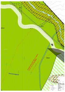 Situasjonsplan som viser tomtens beliggenhet i forhold til omgivelsene, inkludert vassdrag, vei, skog og terrengforhold.