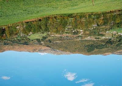 Fotografi av et landskap med fjell, skog og spredt bebyggelse.