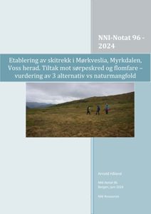 Fotografi av personer som går i et skråningsterrang, sannsynligvis i forbindelse med etablering av skitrekk eller vurdering av naturområder.