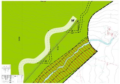 Situasjonsplan som viser etasjeforhold, terrengkonturer, vannløp og arealbruk (grønt og rødt skravert) for en byggeplass.