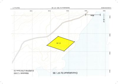 Oversiktskart (situasjonsplan) som viser eiendomsgrenser (97/86), en vei og topografi.