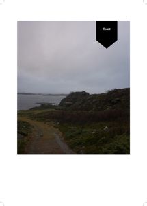 Fotografi av et kystlandskap med en sti, kupert terreng og hav i bakgrunnen. Bildet har en svart etikett i øvre høyre hjørne med teksten 'Tomt'.