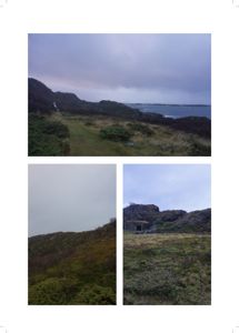 Fotografier av et kystlandskap med en liten bygning på en klipperik øy eller halvøy.