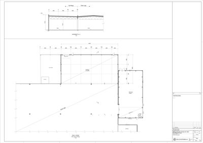 Etasjeplan (PLAN 1 ETASJE) med romfordeling, dører, vinduer og tekniske detaljer som ventilasjon og gulvkonstruksjon.