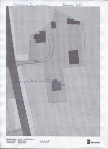 Situasjonsplan som viser tomtens form, grenser, veier og plassering av bygninger.