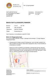 Situasjonsplan som viser eiendomsgrunn, nabogrenser og et forslag til nybygning (rødt) med angitte avstander.