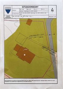 Situasjonskart som viser eiendomsnummer, nabolagsgrenser, midtvegsavstander og bygningsplassering i forhold til vei.