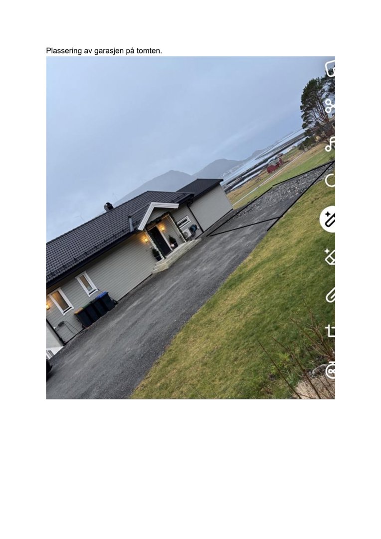 Fotografi av en bolig med garasje og en markert linje på grusflaten som indikerer plassering av garasjen på tomten.