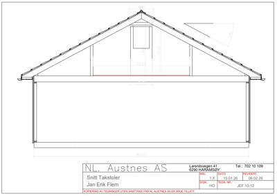 Snittegning av en bygning (takkonstruksjon og vegg) med mål og detaljer.