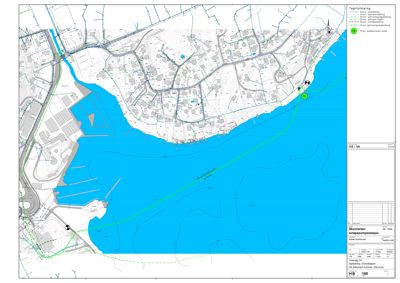 Situasjonsplan som viser bygningens plassering i forhold til omgivelsene, inkludert vannmasser og infrastruktur.