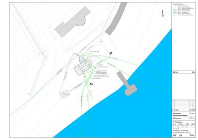 Situasjonsplan som viser bygningens plassering i forhold til terrenget, vei og vann. Planen inneholder også teknisk forklaring og tegningsnummer.