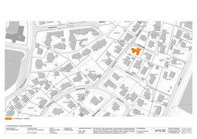 Situasjonsplan som viser tomtens plassering i forhold til nabolag, veier og høydeforhold.