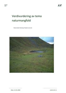 Fotografi av et naturområde med en liten innsjø eller vannkropp i bakgrunnen, sannsynligvis en del av en verdivurdering for naturmangfold.