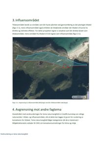 Et flyfoto eller satellittbilde som viser et kystområde med overlagte polygoner som definerer et tiltaksområde (rødt) og et influensområde (blått).