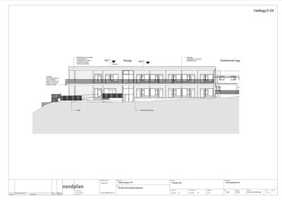 Fasadetegning som viser oppriss av nybygg og eksisterende bygg sett fra siden, med høydemål og konstruksjonsdetaljer.