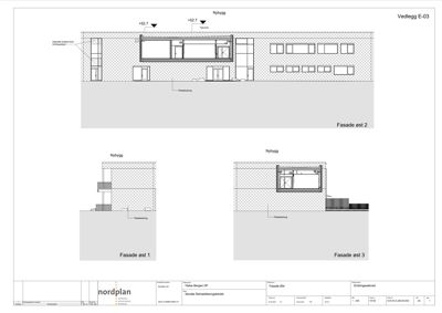 Fasadetegning som viser utsiden av en bygning sett fra øst, med detaljer om vinduer, dører og høydeangivelser.