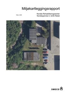 Et luftfoto (dronebilde) av eiendom med bygninger, parkeringsplass og omgivelser.