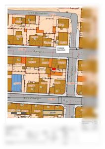 Situasjonsplan som viser tomtegrenser, nabotomter, gater og en markert 'STØRRE BALKONG' med mål.