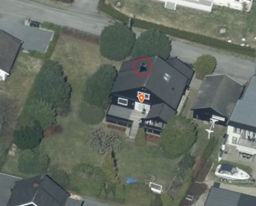 Flyfoto eller satellittbilde av en bolig med nabolag og omgivelser.