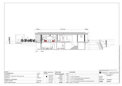 Snittegning (Snitt E) som viser bygningens tverrsnitt, innvendige rom og høyder.