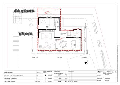 Etasjeplan (Plan 1. etasje) som viser romfordeling, mål og bygningsplassering.