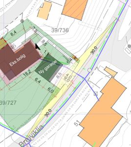 Situasjonsplan som viser tomtens form, grenser, naboeiendommer og plassering av eksisterende og planlagt bygning (garasje).