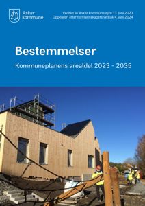 Fotografi av en bygning under oppføring med arbeidere på stedet.