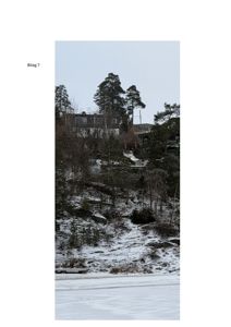 Fotografi av en bygning på en skråning med snø på bakken og is på vannet i forgrunnen.