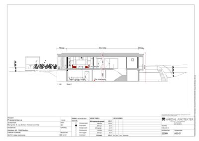 Snittegning (Snitt E) som viser bygningens tverrsnitt, romfordeling og høyder.