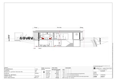 Snittegning (Snitt E) som viser bygningens tverrsnitt, romfordeling og høyder.