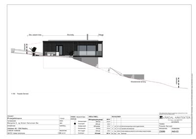 Fasadetegning som viser bygningens utseende sett fra vest, inkludert takform og terrengforhold.