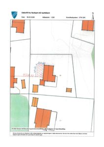 Situasjonsplan (tomtekart) som viser bygningsplassering, eiendomsgrenser og mål på eiendommen.