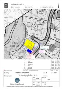 Situasjonsplan som viser tomtens form, grenser, høydemål, naboeiendommer og plassering av bygningene (gule og blå felter) med angitte mål og høyder.