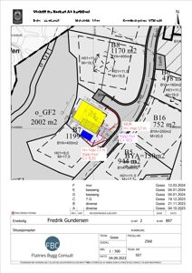 Situasjonsplan som viser tomtens grenser, nabotomter, høydemål (H01), vegger (MUR), og bygningers plassering med areal (m2).
