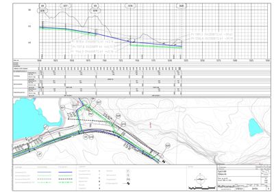 Situasjonsplan som viser prosjektert vei (grønn) og eksisterende infrastruktur (blå) i et terreng med konturlinjer, vann og skog.
