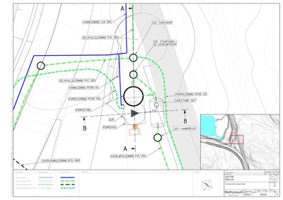 Situasjonsplan som viser plassering av vannledninger, pumpehus og samletank i forhold til terrenget (konturlinjer) og nabolag.