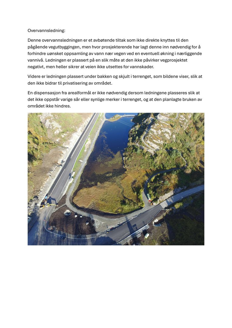 Et fotografi tatt fra luften (dronebilde) som viser en vei, en vannvei og terrengformet i et byggeområde.