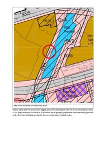 En situasjonsplan eller kart som viser tomtedeling, vegsystem og vannførende elementer (GV) med fargekodet informasjon om overfløtningsrisiko.