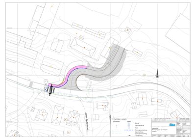 Situasjonsplan som viser tomtens beliggenhet i forhold til nabolag, terrengforhold (konturlinjer), og planlagt inngangsparti med overvannsledning.