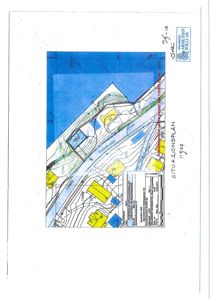 Situasjonsplan som viser bygningers plassering i forhold til hverandre og terrenget (konturlinjer).