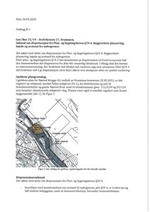 Situasjonsplan eller kart som viser et område med topografi, eksisterende bebyggelse og planlagte tiltak (avkjørsel).