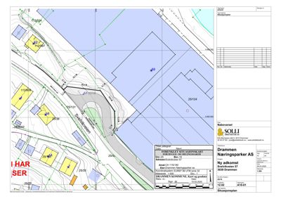 Situasjonsplan som viser tomtens form, høydeforhold, naboeiendommer og bygningens plassering.
