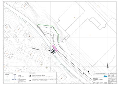 Situasjonsplan som viser tomtens topografi, eksisterende og planlagt infrastruktur (veier, vannledninger), samt plassering av bygningene i forhold til omgivelsene.