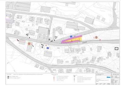 Situasjonsplan som viser tomtens plassering i forhold til nabolag, veier og eksisterende bygg.