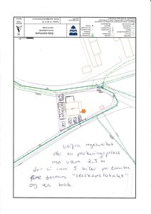 Situasjonsplan med tegnet bygning, vegger, parkeringsplass og håndskrevne notater om reguleringskrav.