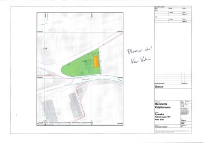 Situasjonsplan som viser tomtens form, grenser (røde linjer), eksisterende bygninger (grå felter) og planlagt bebyggelse (grønt felt med oransje rektangel).