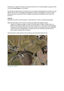 Flyfoto av eiendom med bygningsplassering og vei, inkludert et markørpunkt som indikerer en spesifikk plassering.