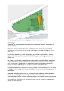 Et utklipp fra en situasjonsplan som viser et grønt område med en oransje bygning (selskapslokale) og omgivende infrastruktur.