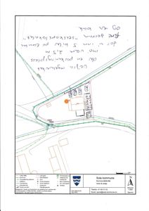 Situasjonsplan som viser tomtens beliggenhet, grenser, veioppsett og plassering av bygninger med tilhørende teknisk informasjon.